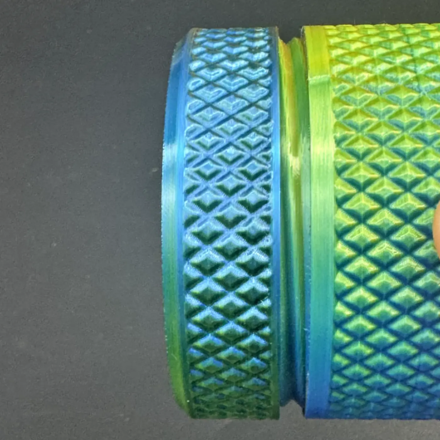 diamond knurling detail on the screw lid of the cylindrical vial case